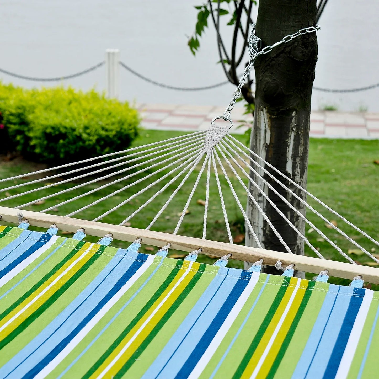 Hamac Double 400 x 140 cm – Rembourré – Coton & Polyester – Barre en Bois – Rayures vertes et bleues – Extérieur