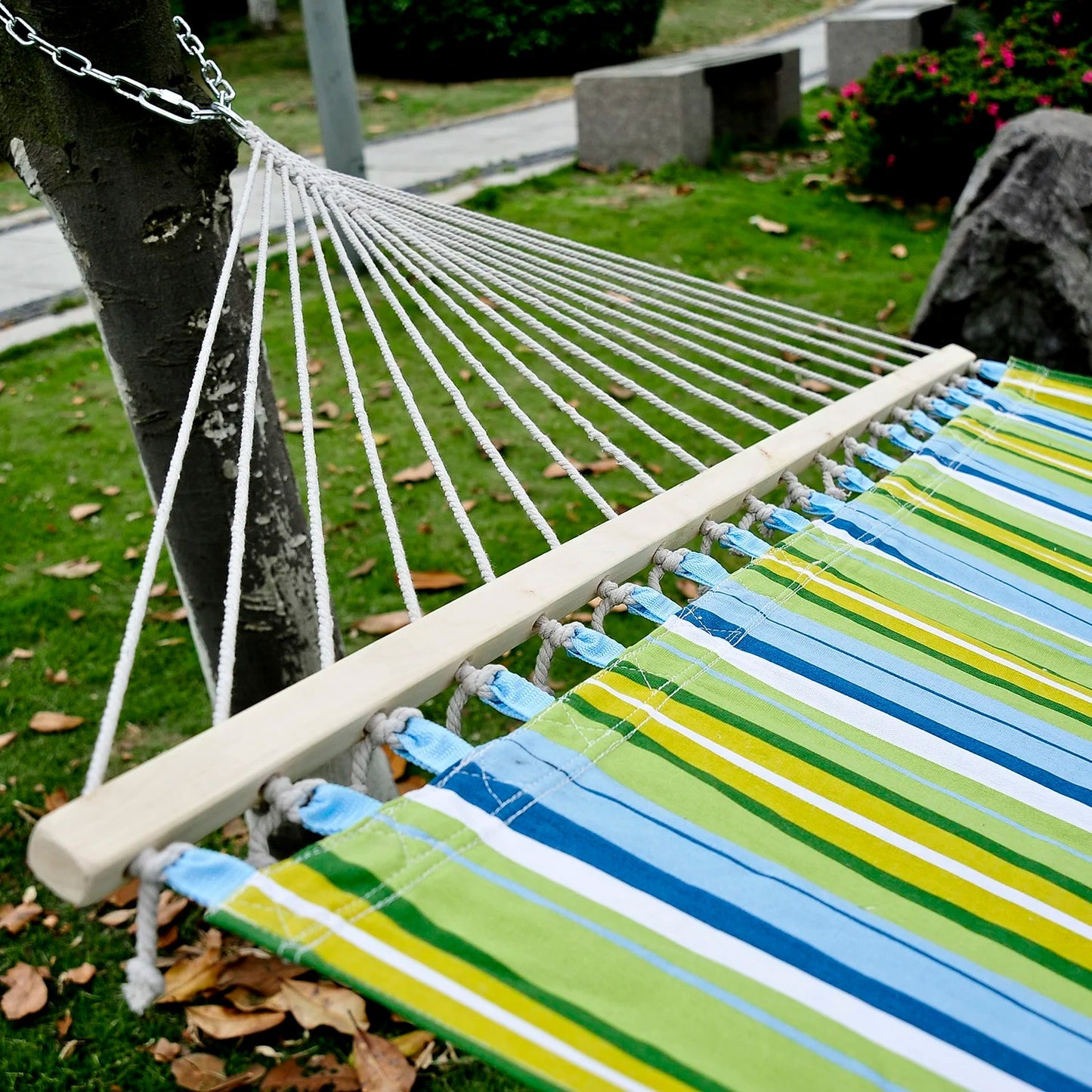 Hamac Double 400 x 140 cm – Rembourré – Coton & Polyester – Barre en Bois – Rayures vertes et bleues – Extérieur