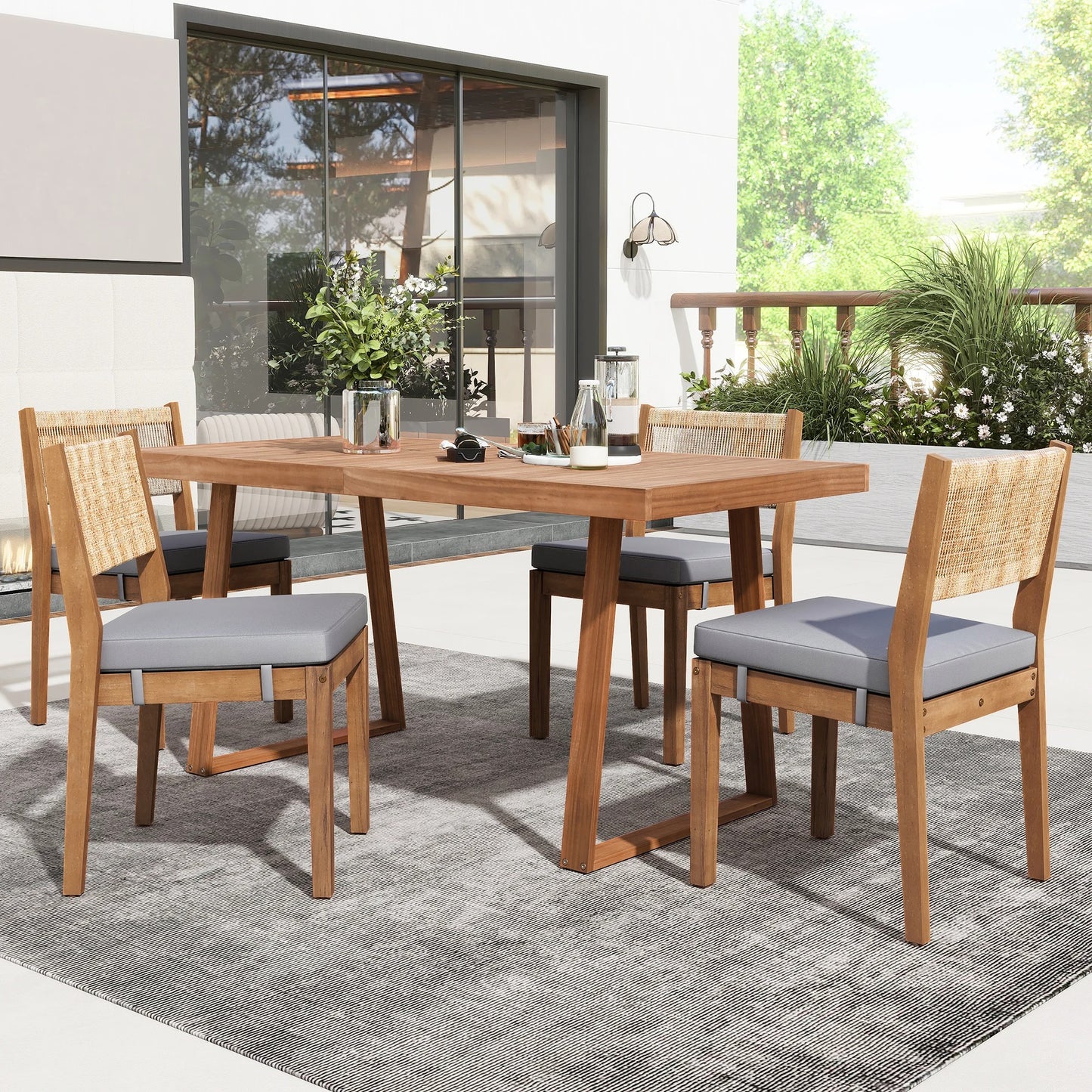 Ensemble Repas Extérieur 5 Pièces – Bois d’Acacia & Dossier en Rotin – 4 Chaises avec Coussins + Table – Crème / Gris